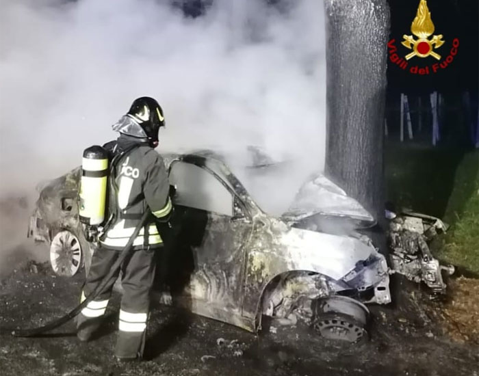 Auto a fuoco dopo lo schianto a Scandiano: morto un uomo