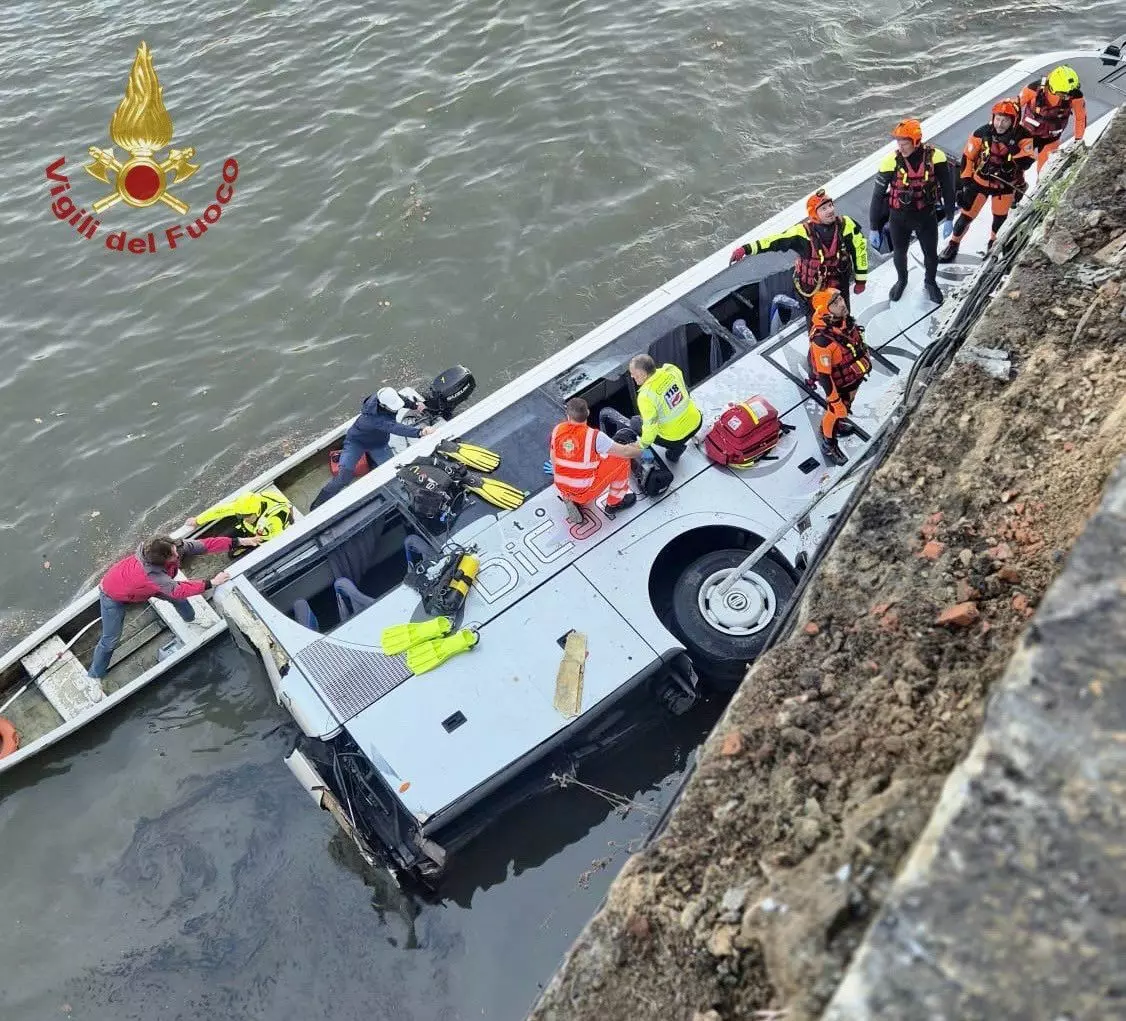 Bus turistico precipita dal ponte in centro a Torino, morto autista Bus turistico precipita dal ponte in centro a Torino, morto autista