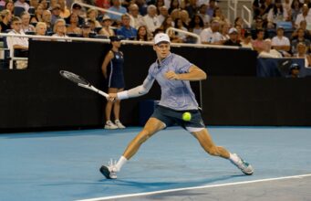 Buona la prima di Sinner a Doha, Machac ko in 2 set