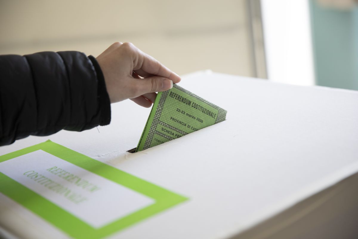 Referendum, alle 12 l&rsquo;affluenza sfiora il 15%