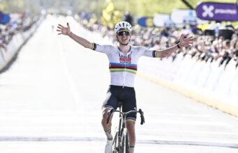 Pogacar vince il Giro delle Fiandre, Van der Poel ed Evenepoel sul podio