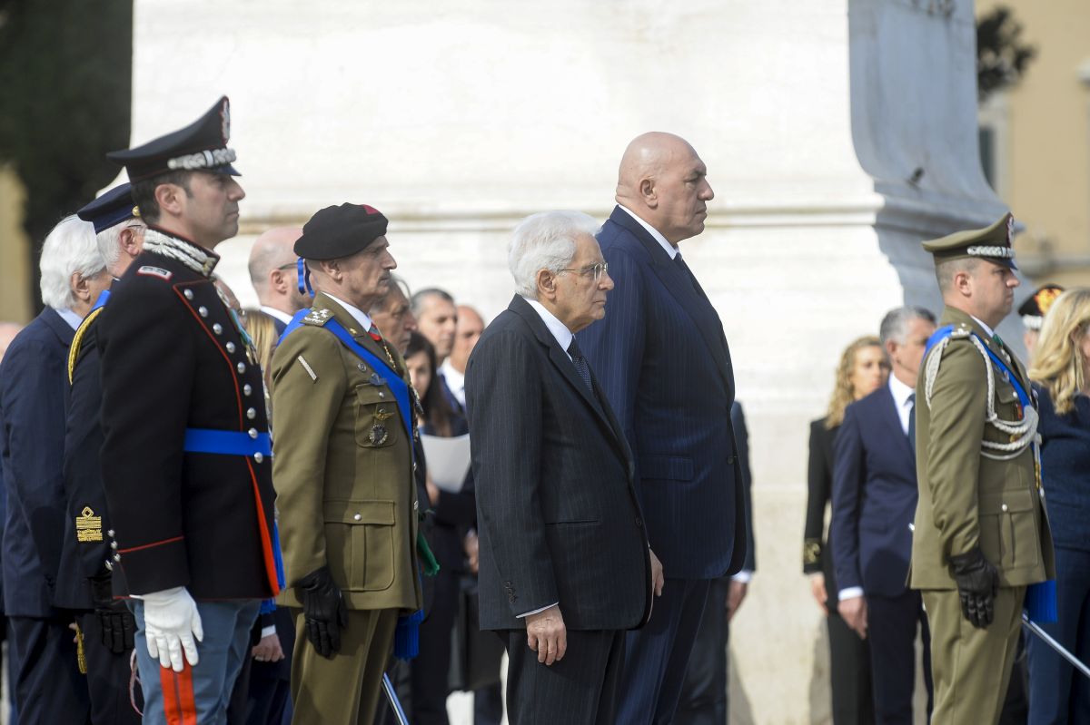 25 Aprile, Mattarella depone una corona di alloro all&rsquo;altare della Patria
