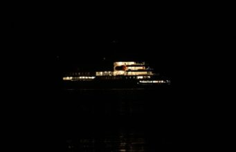 Hantavirus, nave da crociera Mv Hondius entra in porto a Tenerife