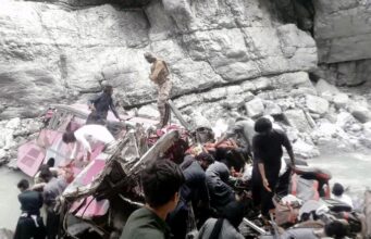 Bus precipita in un burrone in Pakistan, almeno 40 morti