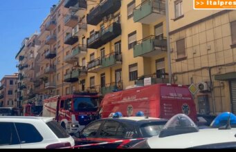Uomo ucciso a coltellate a Palermo, presunto omicida si barrica in casa