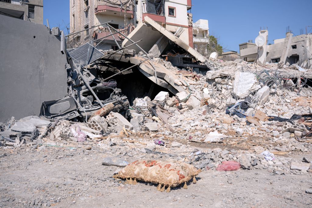 Terremoto e raid americani, notte da incubo per l’iran