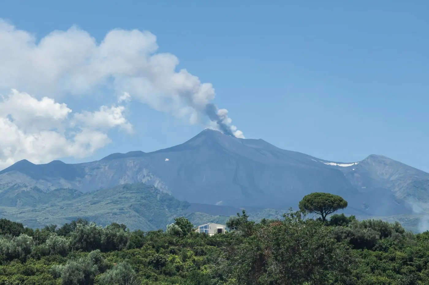 Ripresa sull&rsquo;Etna attivit&agrave; stromboliana dal cratere Voragine, emissione di cenere