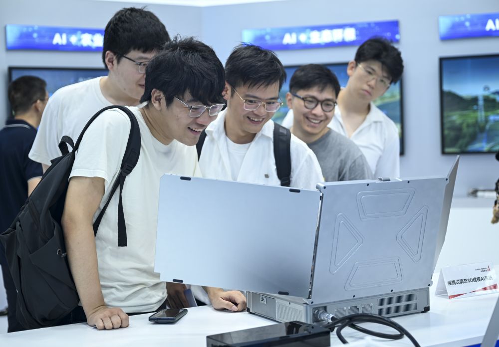 Cina, gli utenti dell&rsquo;IA generativa superano quota 700 milioni