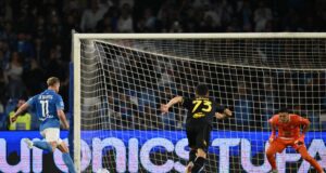 Doppietta De Bruyne e gol di Lang, al Maradona il Napoli batte 3-0 il Frosinone