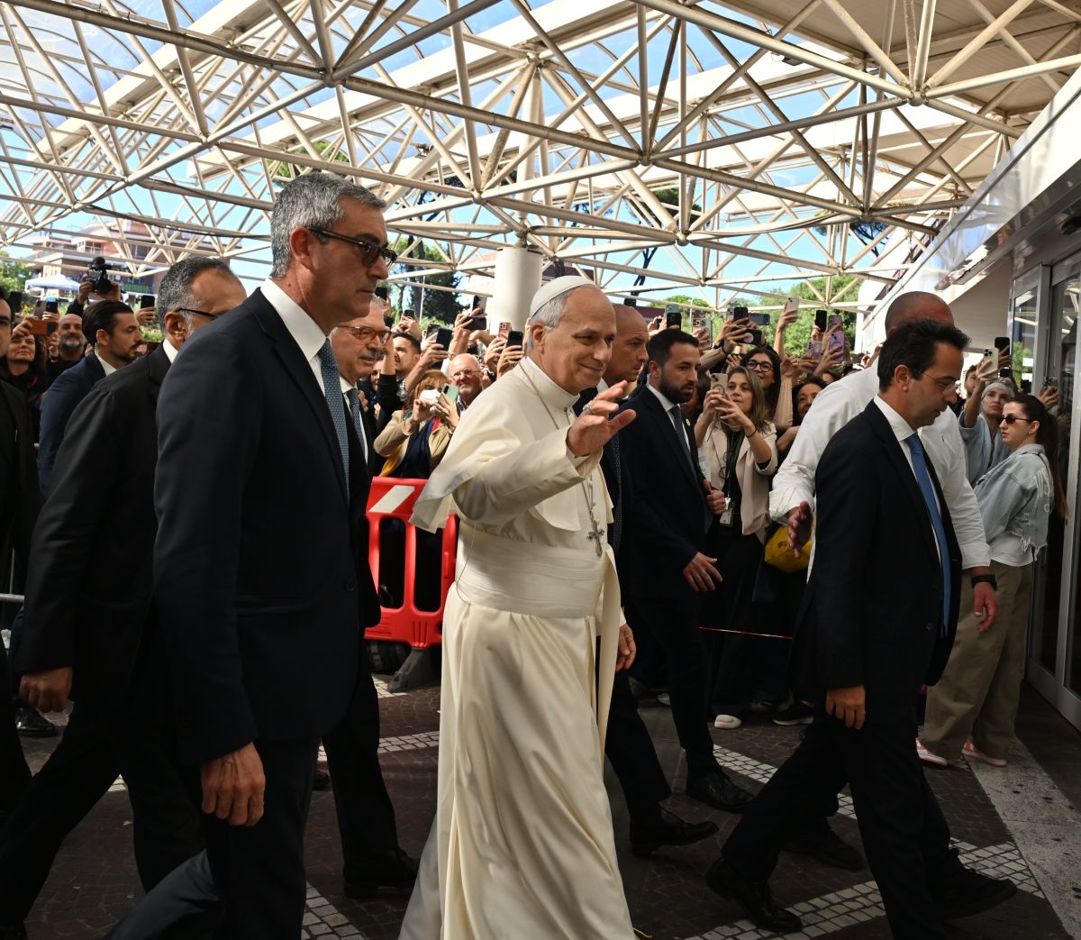 Papa Leone XIV operato al Gemelli, &ldquo;Intervento concluso positivamente&rdquo;